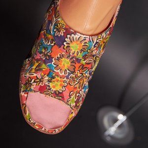 1960s Colorful Floral Block Heel Shoes